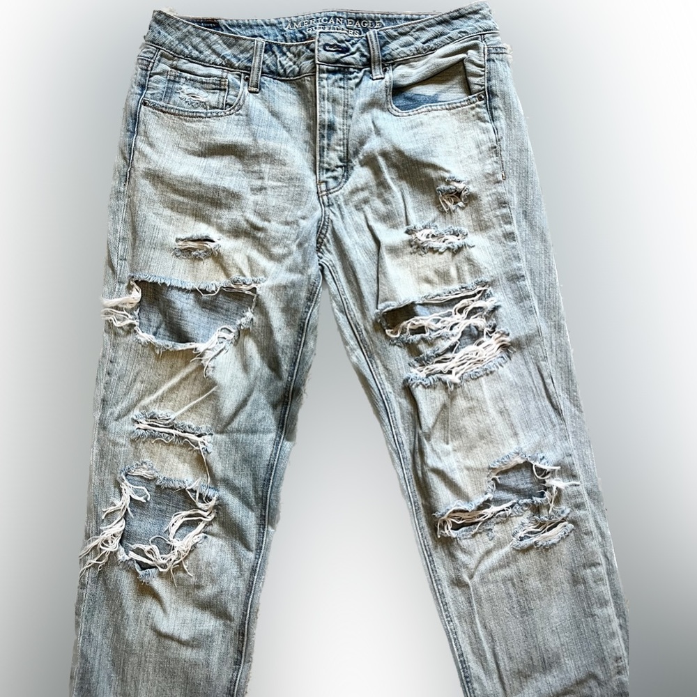 American Eagle Light Wash Distressed Tomgirl jeans — 8 Regular